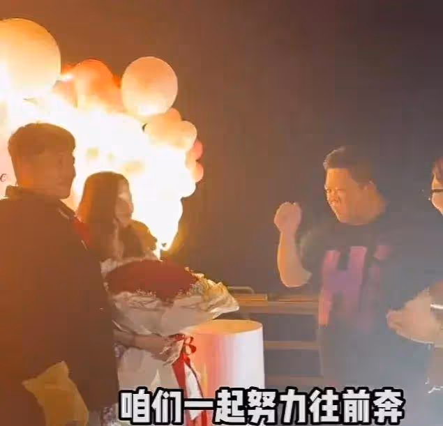 網紅解清帥泰國深情表白!現場儀式感十足,未婚妻王正正淚流滿面