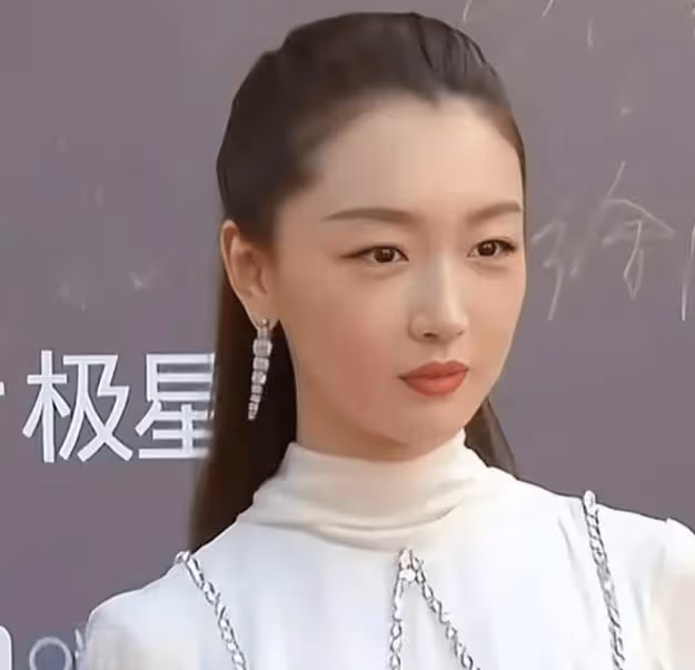 沒想到，32歲周冬雨竟以這種方式，美出了新高度，網友太像柳岩