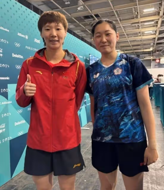 中國台北隊簡彤娟賽後與王曼昱合影笑開花,稱「能跟她打很幸福」