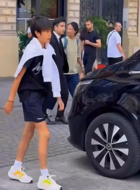鄧超孫儷一家四口巴黎吃火鍋,12歲兒子等等腿長驚人成亮點!