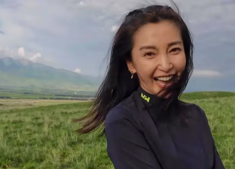 李冰冰草原騎馬英姿颯爽,素顏現身十分難得,被網友喊話像森林北