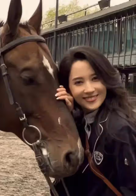 李冰冰草原騎馬英姿颯爽,素顏現身十分難得,被網友喊話像森林北