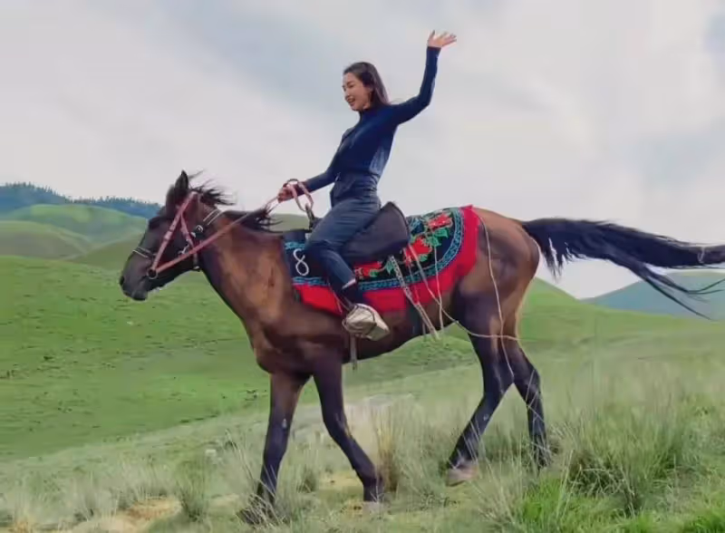 李冰冰草原騎馬英姿颯爽,素顏現身十分難得,被網友喊話像森林北