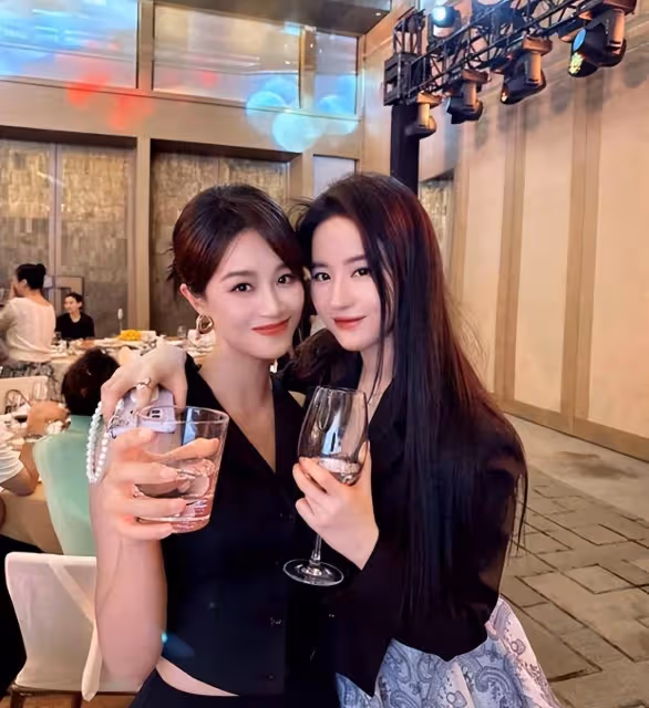 藍盈瑩曬與劉亦菲聚餐合照,舉杯燦笑盡顯深厚友誼