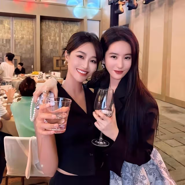 藍盈瑩曬與劉亦菲聚餐合照,舉杯燦笑盡顯深厚友誼