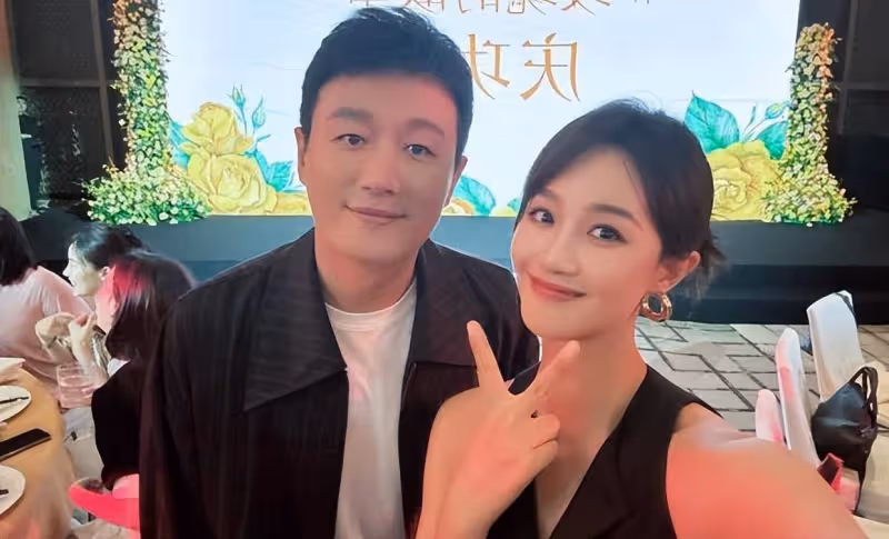 藍盈瑩曬與劉亦菲聚餐合照,舉杯燦笑盡顯深厚友誼