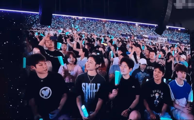 國羽運動員組團看張傑演唱會,陳雨菲黃東萍等現身,跨界聯動引發熱議