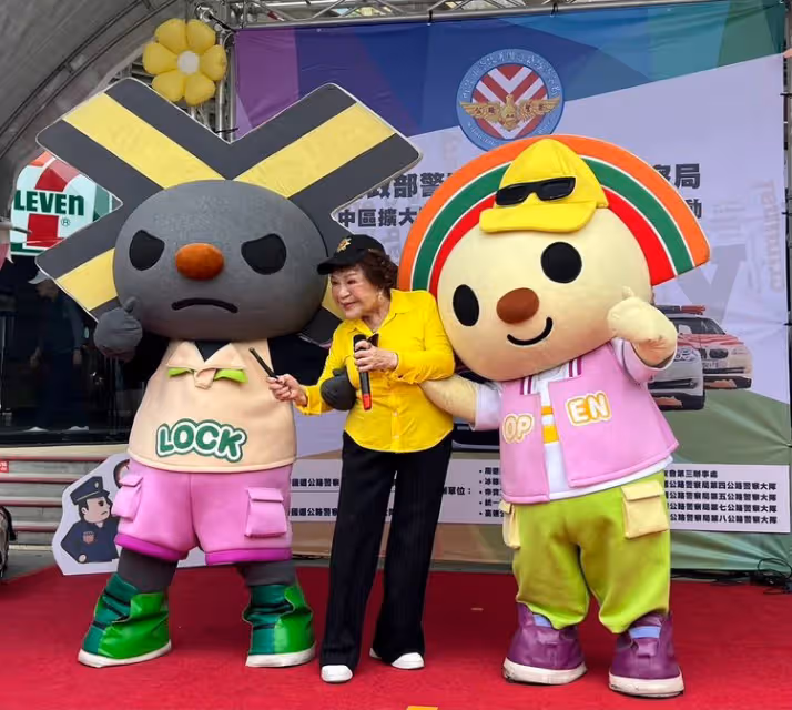 阿姑高溫下揮汗唱跳　語重心長提醒行車安全「很多演員因此走掉」