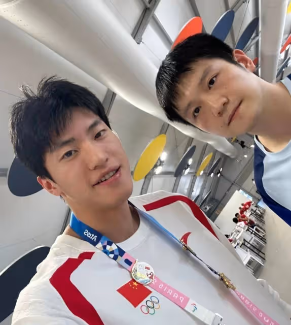 樊振東又在奧運村食堂被偶遇,還是那套藍色衣服,愛吃人設不倒啊