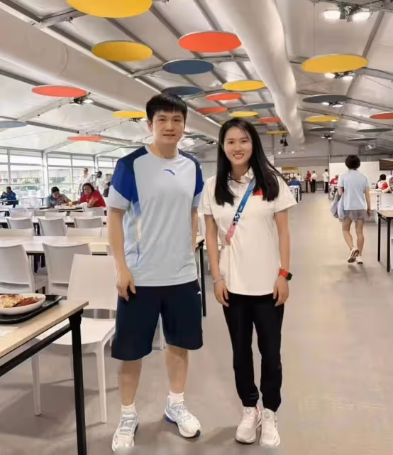 樊振東又在奧運村食堂被偶遇,還是那套藍色衣服,愛吃人設不倒啊