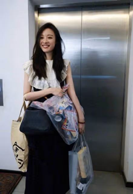倪妮36歲慶生照曝光,素顏懟臉狀態佳,網友:這狀態絕了!