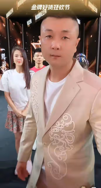 大網紅太原老葛直播活動被迫停播,大量粉絲現場為他加油,太瘋狂