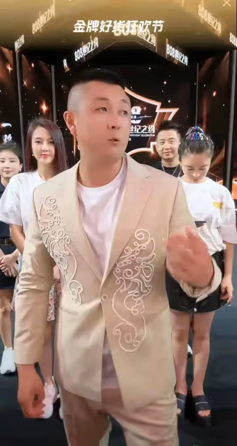 大網紅太原老葛直播活動被迫停播,大量粉絲現場為他加油,太瘋狂