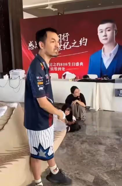 大網紅太原老葛直播活動被迫停播,大量粉絲現場為他加油,太瘋狂