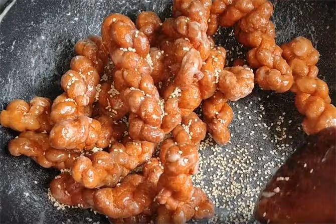 香酥小麻花,一碗麵粉,加點食用油,香甜酥脆,保存20天不會壞
