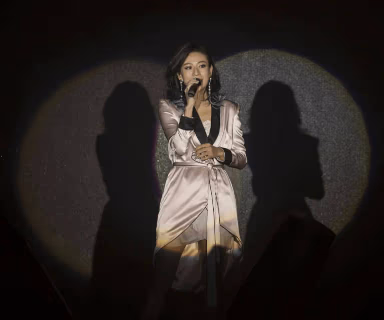 曾與曹雲金當街熱吻!香港女星生子後宣布復出樂壇!天后力撐!