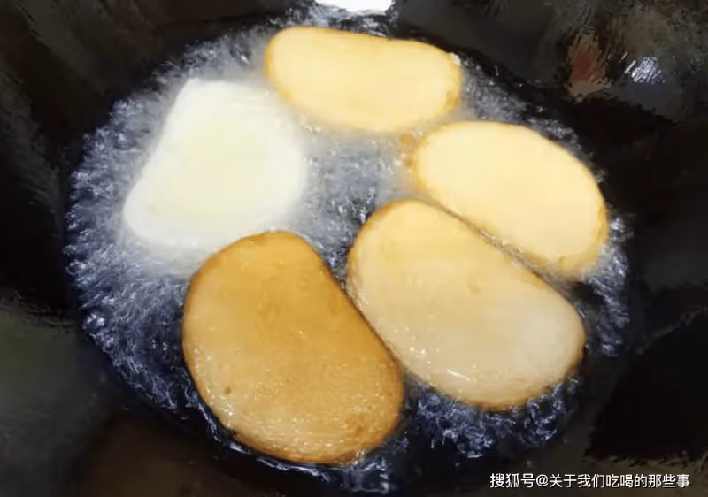 炸饅頭片,別直接炸,教您一招,出鍋片片金黃酥脆,好吃不油膩