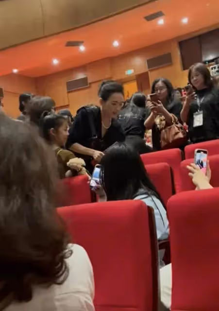 網友偶遇章子怡帶女兒看話劇,成全場焦點太矚目,大大方方不遮擋