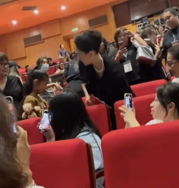 網友偶遇章子怡帶女兒看話劇,成全場焦點太矚目,大大方方不遮擋