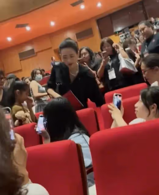 網友偶遇章子怡帶女兒看話劇,成全場焦點太矚目,大大方方不遮擋