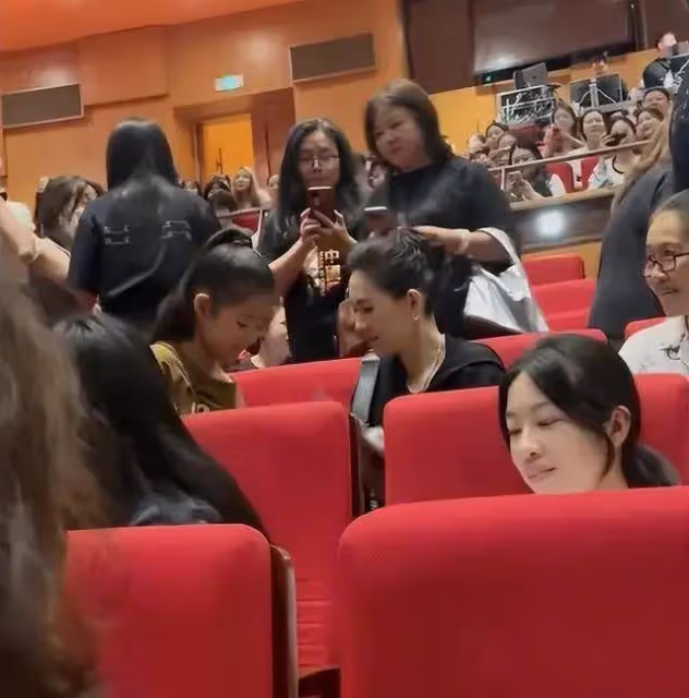 網友偶遇章子怡帶女兒看話劇,成全場焦點太矚目,大大方方不遮擋