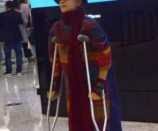 楊麗萍仙氣全無,指甲也剪了,常年吃花瓣水,如今65歲拄拐杖出行!