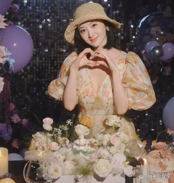 景甜的變化讓人眼前一亮,從青澀的鄰家女孩蛻變為現在的成熟性感