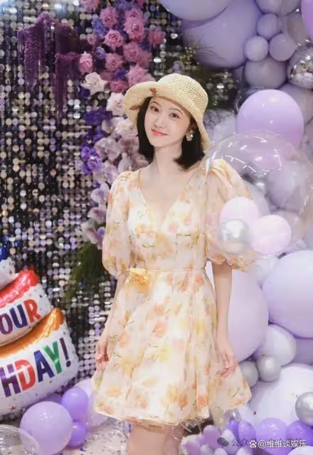 景甜的變化讓人眼前一亮,從青澀的鄰家女孩蛻變為現在的成熟性感