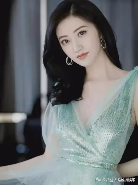 景甜的變化讓人眼前一亮,從青澀的鄰家女孩蛻變為現在的成熟性感