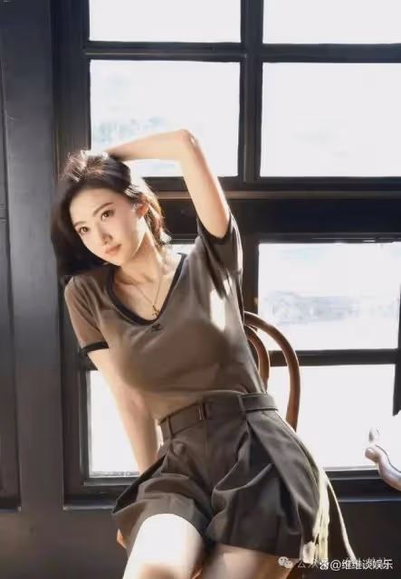 景甜的變化讓人眼前一亮,從青澀的鄰家女孩蛻變為現在的成熟性感