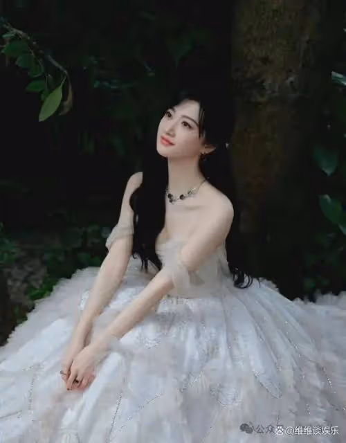 景甜的變化讓人眼前一亮,從青澀的鄰家女孩蛻變為現在的成熟性感