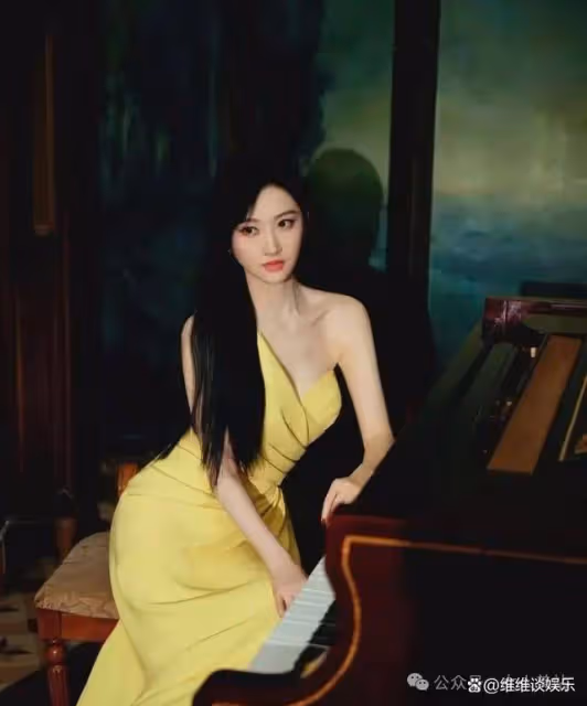 景甜的變化讓人眼前一亮,從青澀的鄰家女孩蛻變為現在的成熟性感