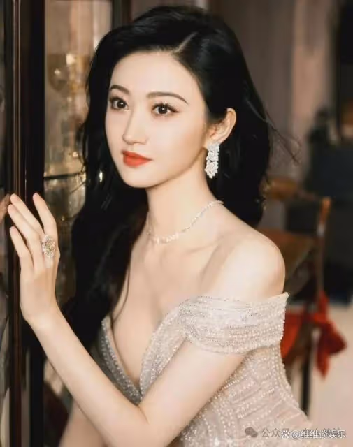 景甜的變化讓人眼前一亮,從青澀的鄰家女孩蛻變為現在的成熟性感