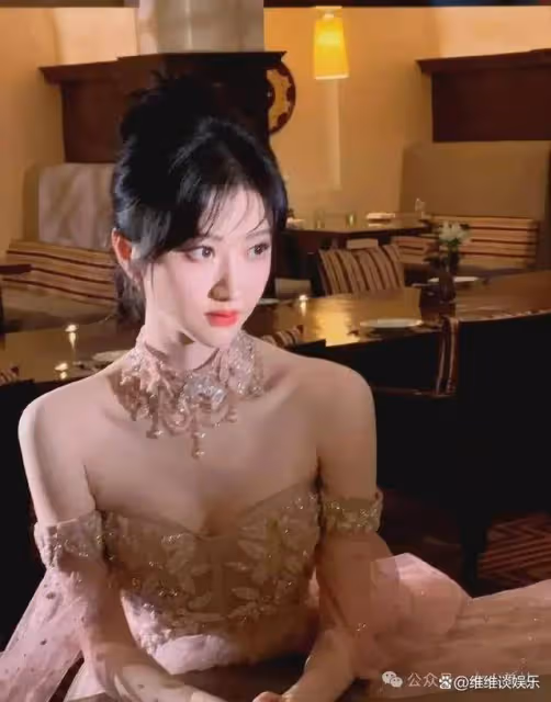 景甜的變化讓人眼前一亮，從青澀的鄰家女孩蛻變為現在的成熟性感