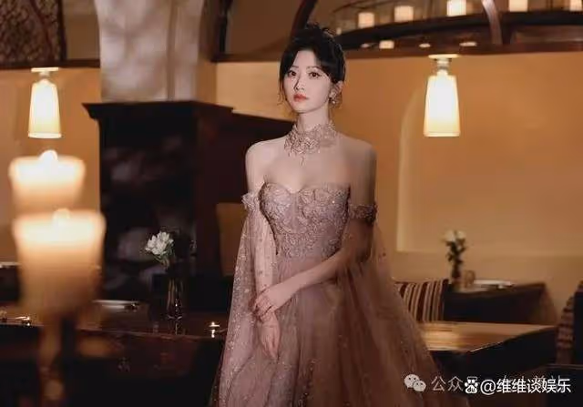 景甜的變化讓人眼前一亮，從青澀的鄰家女孩蛻變為現在的成熟性感
