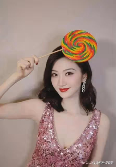 景甜的變化讓人眼前一亮，從青澀的鄰家女孩蛻變為現在的成熟性感
