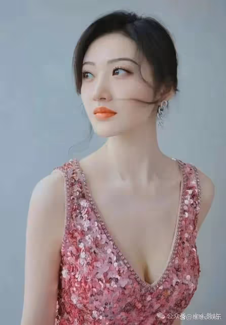 景甜的變化讓人眼前一亮，從青澀的鄰家女孩蛻變為現在的成熟性感