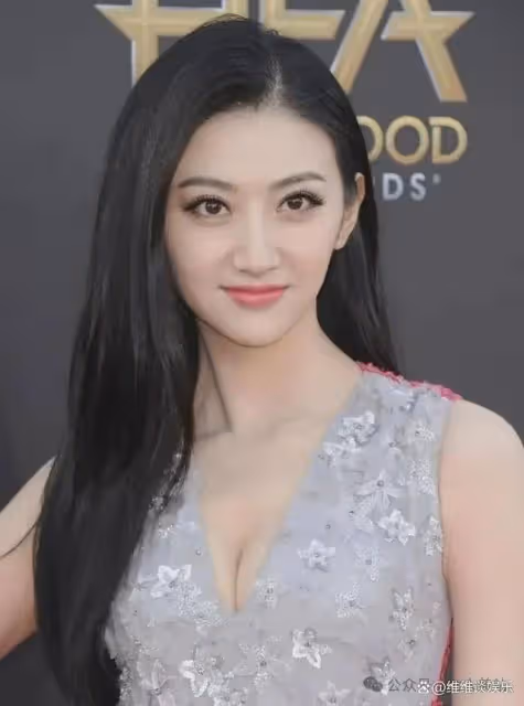 景甜的變化讓人眼前一亮，從青澀的鄰家女孩蛻變為現在的成熟性感