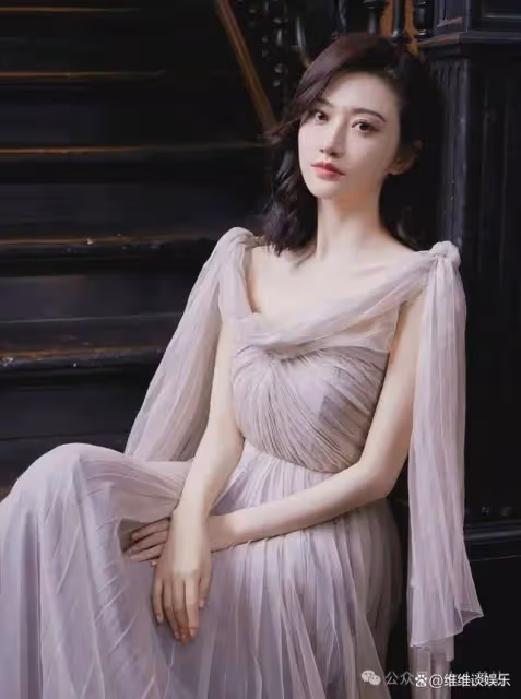 景甜的變化讓人眼前一亮，從青澀的鄰家女孩蛻變為現在的成熟性感