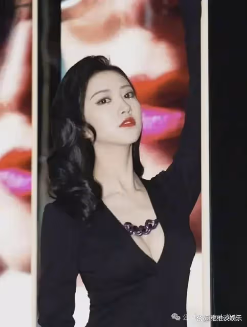 景甜的變化讓人眼前一亮，從青澀的鄰家女孩蛻變為現在的成熟性感