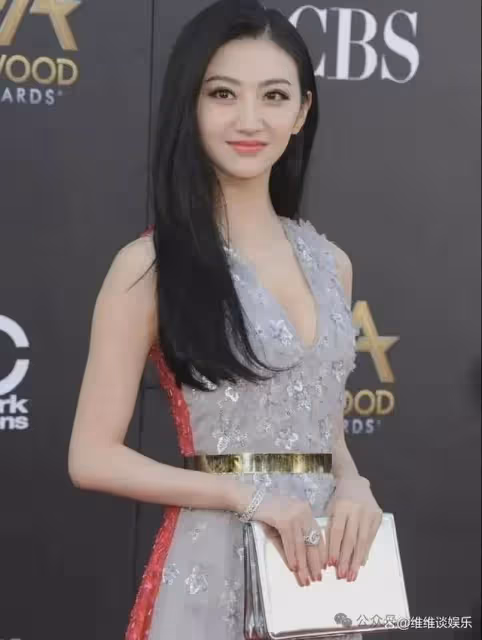 景甜的變化讓人眼前一亮，從青澀的鄰家女孩蛻變為現在的成熟性感