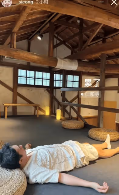 王思聰現身寺院打坐吃齋,難得挑戰清心寡欲,讓人意外