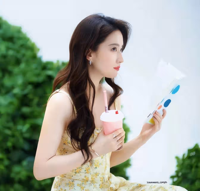 8月8日劉亦菲夏日新造型：弔帶裙配澆水壺，清純甜美氣質爆棚！
