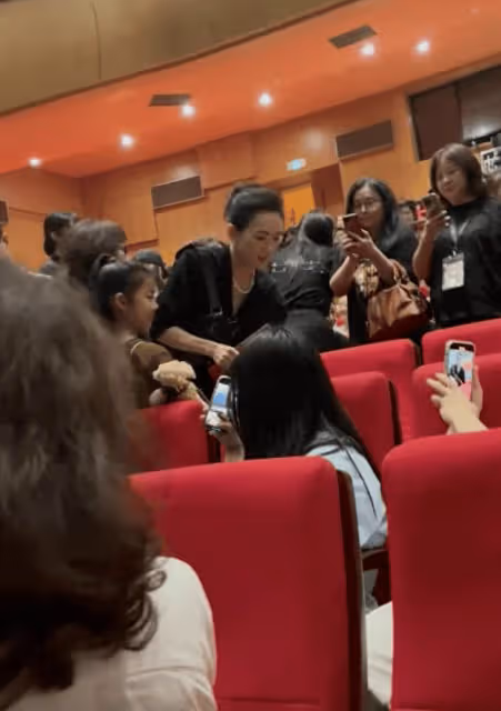 章子怡帶8歲女兒看話劇,母女不戴口罩打扮精緻,任人拍照不生氣