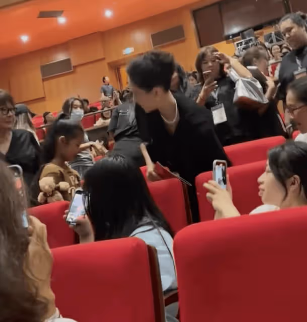 章子怡帶8歲女兒看話劇,母女不戴口罩打扮精緻,任人拍照不生氣