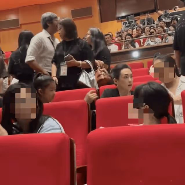 章子怡帶8歲女兒看話劇,母女不戴口罩打扮精緻,任人拍照不生氣