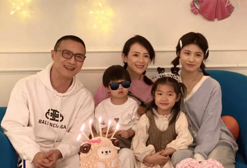 章子怡帶8歲女兒看話劇,母女不戴口罩打扮精緻,任人拍照不生氣
