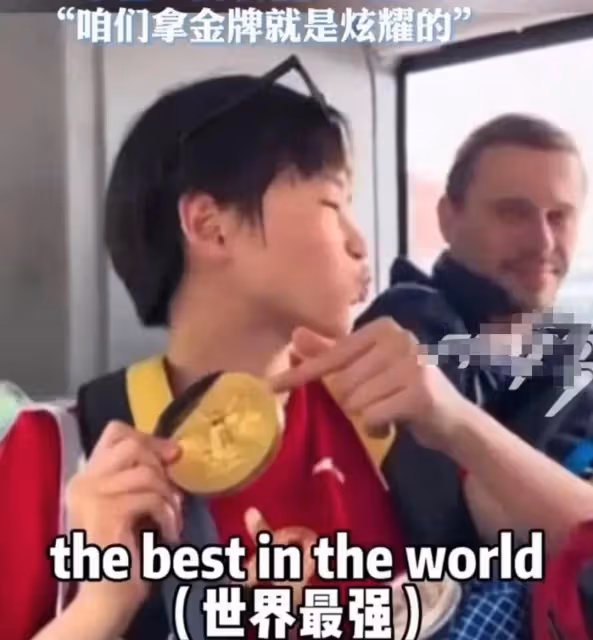 全紅嬋家太熱鬧,各路網紅直播群魔亂舞,全紅嬋哥哥直播間爆火