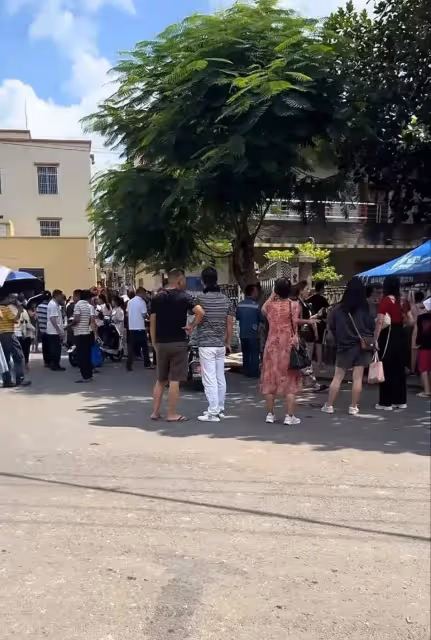 全紅嬋家太熱鬧,各路網紅直播群魔亂舞,全紅嬋哥哥直播間爆火