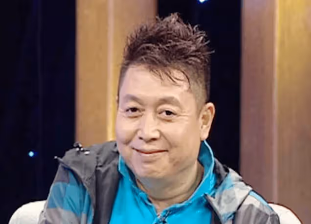 兩婚兩離凈身出戶,65歲被億萬富婆倒追,「央視最醜男主持」到底有何魅力?